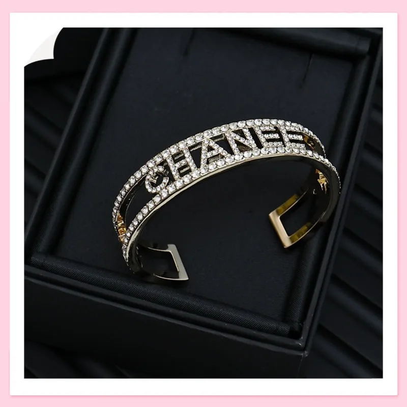 

Новый браслет с буквами, полностью инкрустированный бриллиантами, изысканный дизайн в стиле тяжелой индустрии, полный элегантности, модный, подчеркивающий темперамент, ювелирные украшения для женщин.