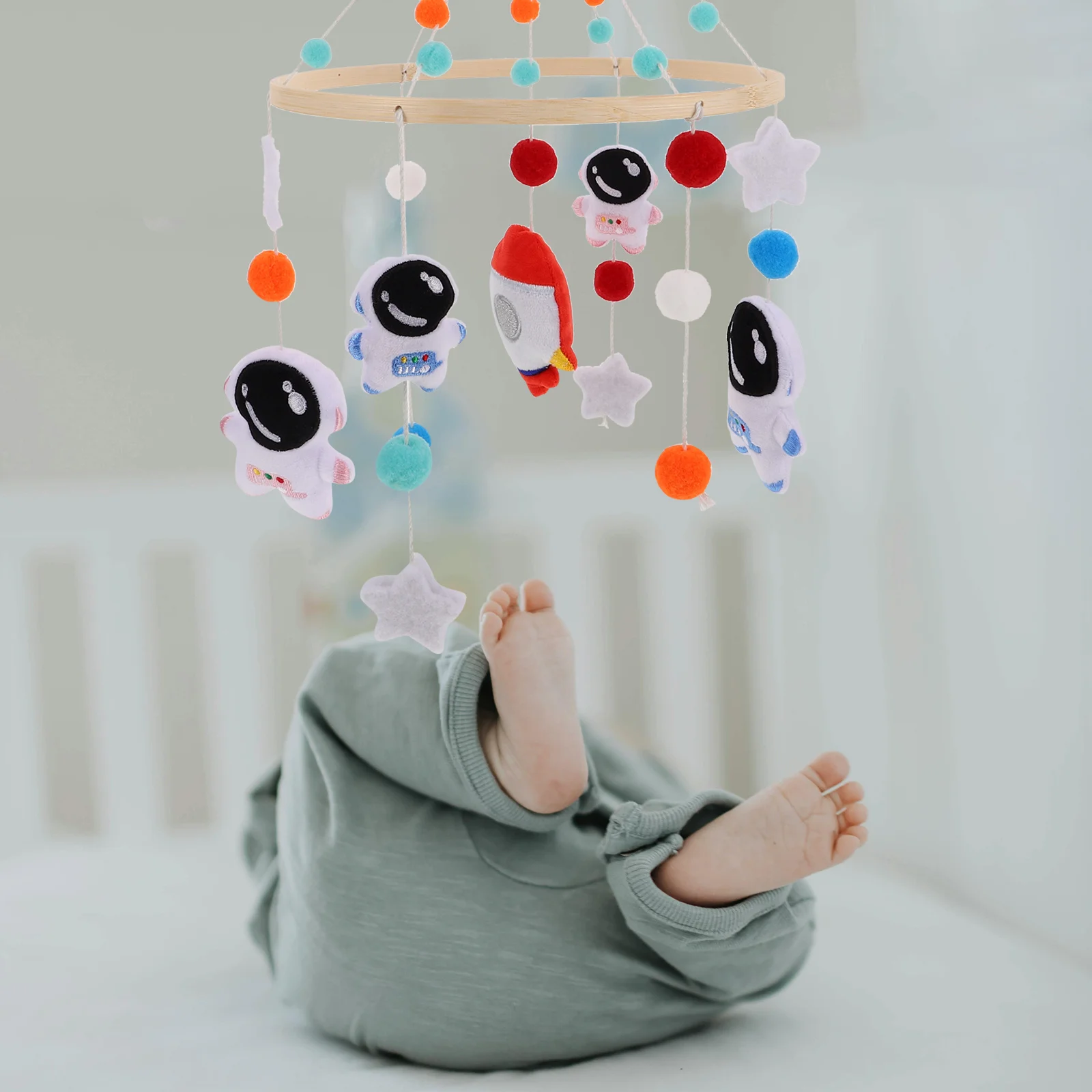 سرير الأطفال المحمول رائد الفضاء صاروخ موضوع اليدوية ورأى معلقة الحضانة ديكور الفضاء الرياح الرنين السرير الملحقات للطفل