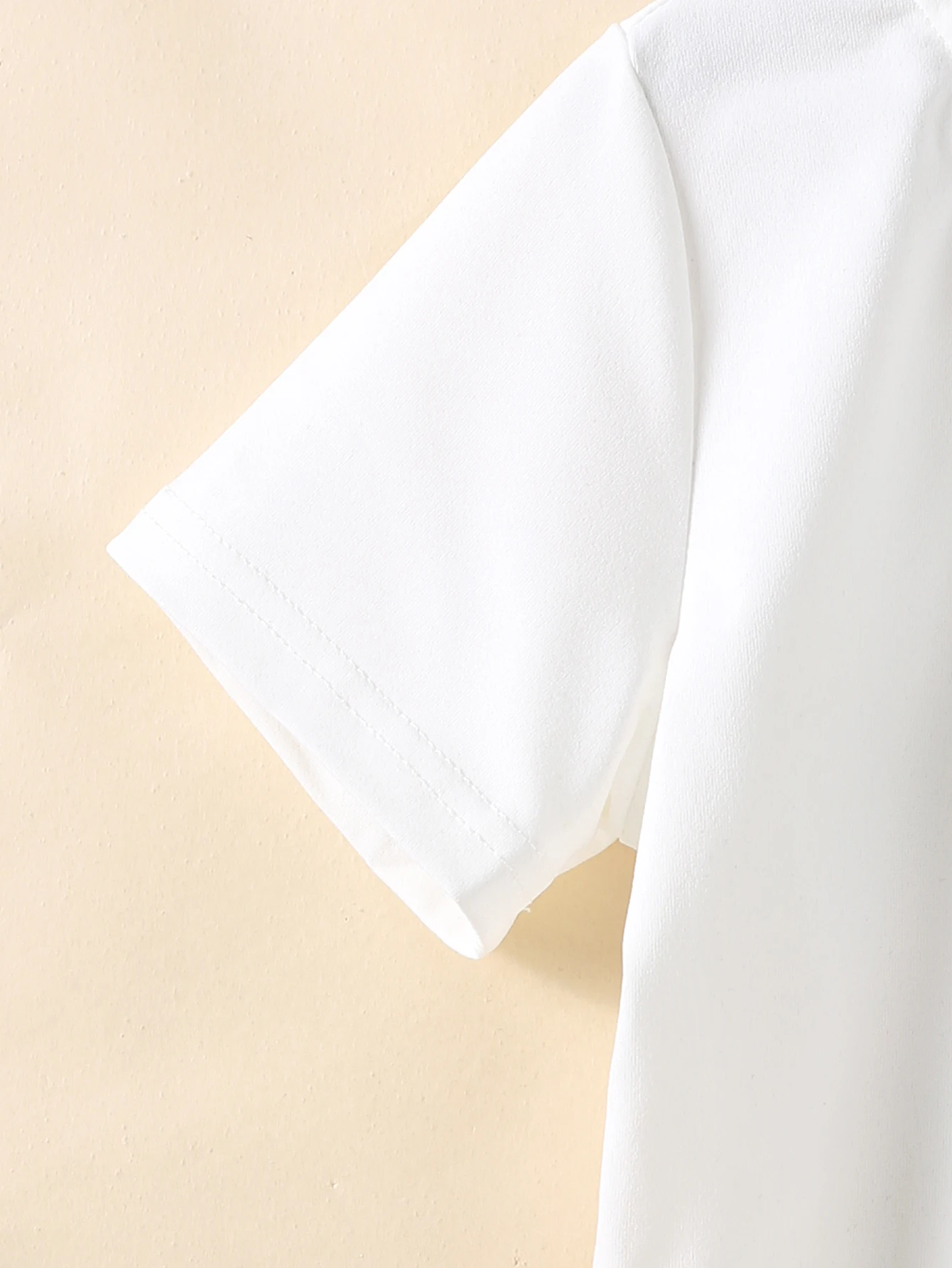 تي شيرت صيفي قصير للفتيات مكون من قطعتين برقبة دائرية ومطبوع عليه حروف بلون سادة وتنورة مطوية على طراز الكلية