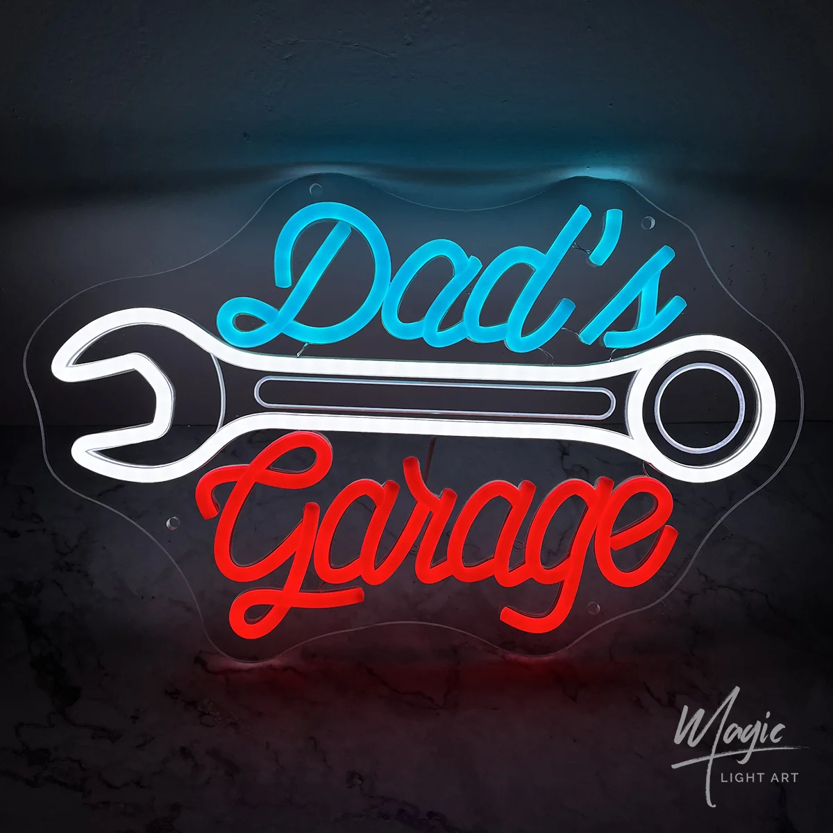 

Светодиодная неоновая вывеска с надписью "Dad's Garage" для декоративного оформления стен, с эффектом радужного свечения, подходит для автосервисов, гаражей, ремонтных мастерских.