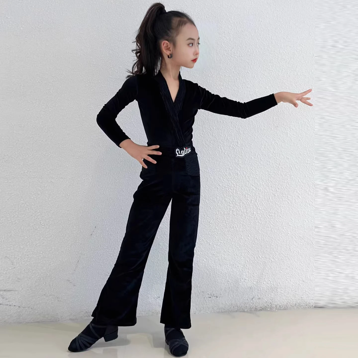 2025 conjunto de pantalones de baile latino para niños, Top de manga larga de terciopelo, ropa de práctica de actuación latina para niñas, traje de entrenamiento Cha VBH2188