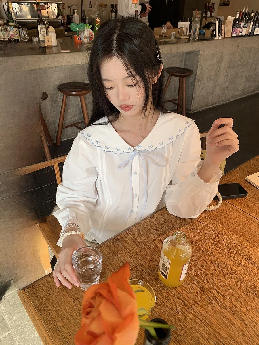 

Стильная школьная блузка с длинным рукавом, вышивкой и большим воротником, из дышащего хлопка, приятного для кожи.