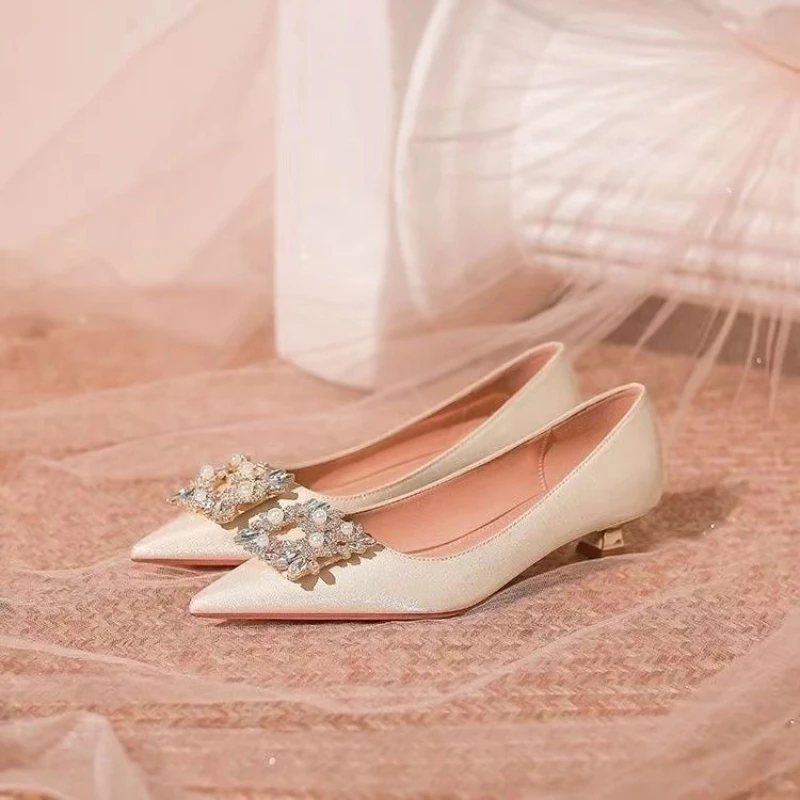 2025 nuevos Zapatos de boda para mujer, Zapatos de tacón de seda con punta estrecha, Zapatos náuticos cuadrados con diamantes de imitación, Zapatos de vestir de tacón bajo, Zapatos de terciopelo