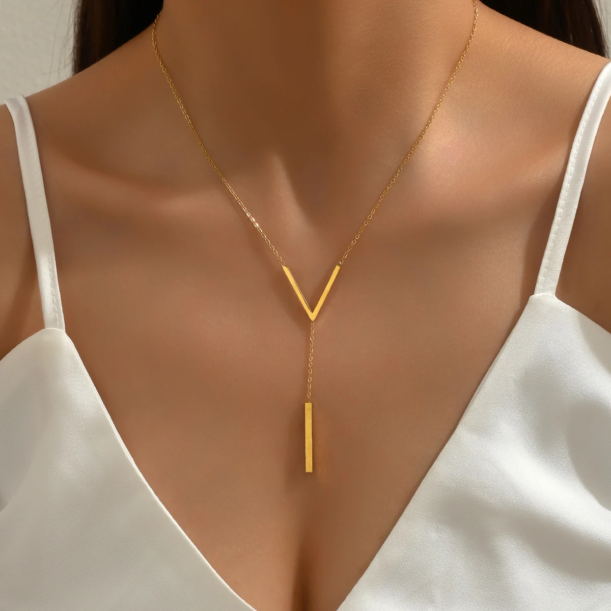 Fashion light luxury V pendant necklace Stainless steel luxury popular women\'s necklace is a popular jewelry gift forwomenm