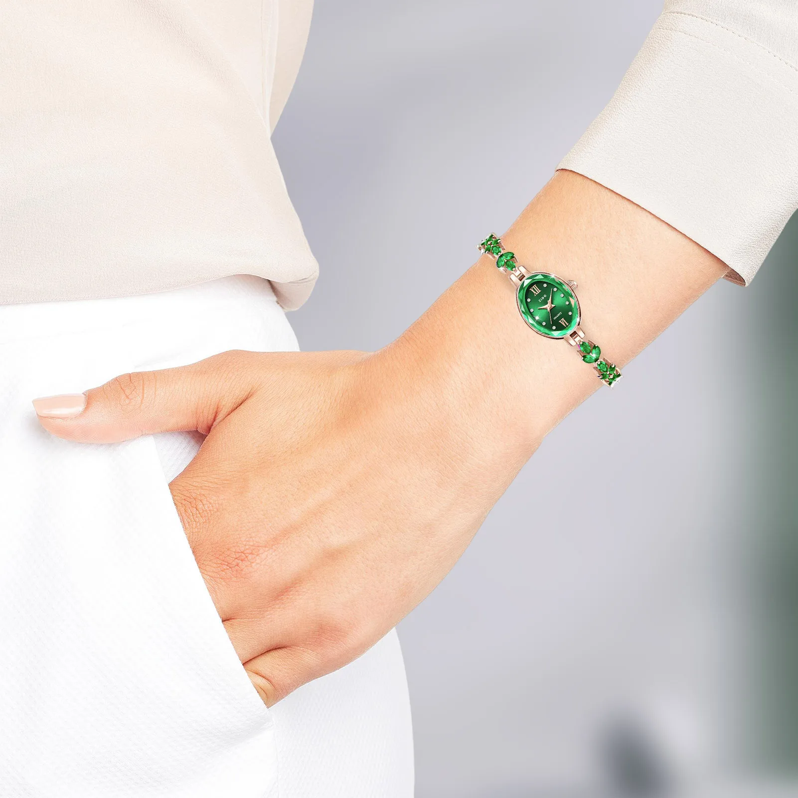 

Часы наручные женские кварцевые с круглым циферблатом и кристаллами