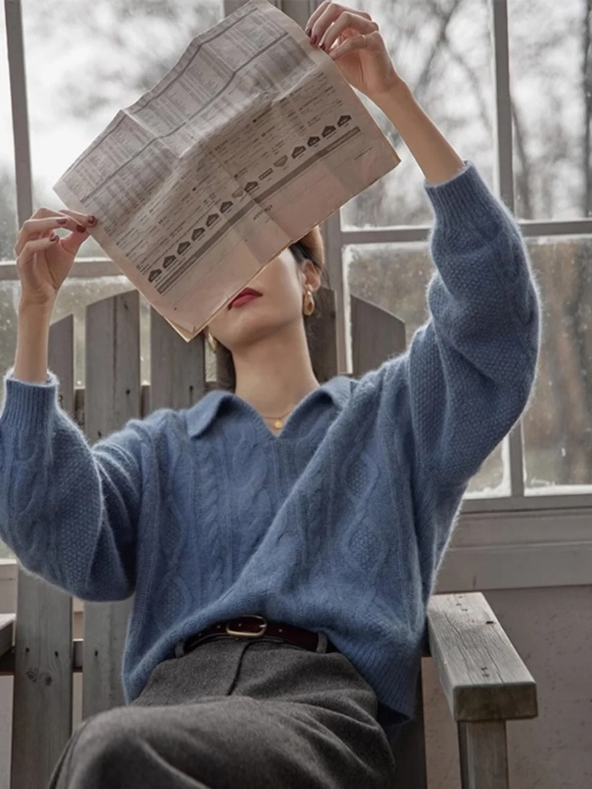 Le donne maglione di cashmere con risvolto maglione twist blu retrò indossano un pullover a vento pigro in autunno e inverno.