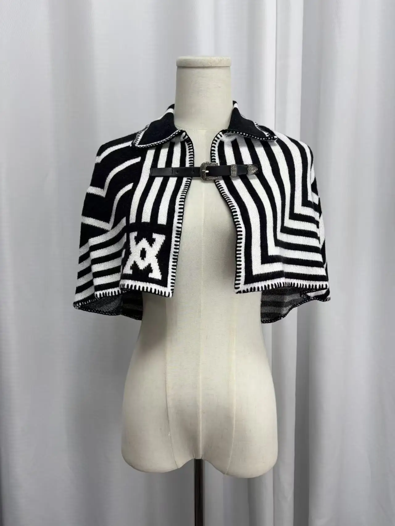 Real shot 2025 New Designer High-End Cape Cloak for Women, Niche Short Petite-Friendly Outerwear, Stylish Spring Autumn Jacket w