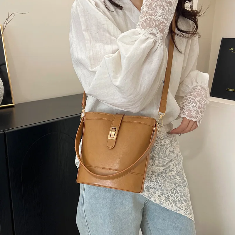 حقائب كتف صغيرة عبر الجسم للنساء 2025 الصيف بولي Leather جلد موضة امرأة حقيبة ساع حقائب اليد النسائية فتاة صغيرة دلو حقيبة