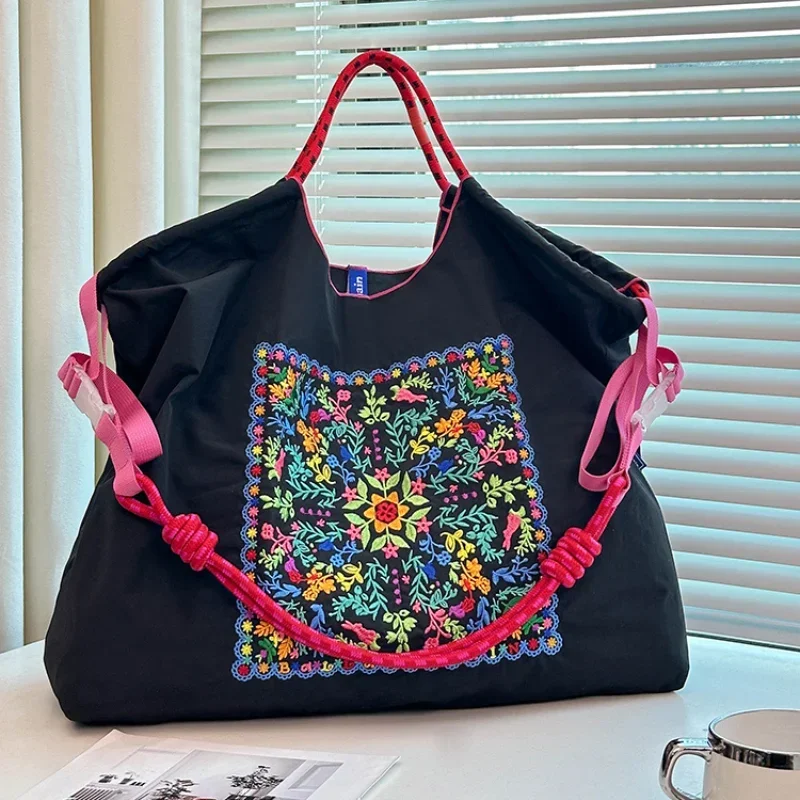 1 Stück neue böhmische, mit Blumen bestickte Umhängetasche, faltbare Tasche mit großem Fassungsvermögen, geeignet für Reisen, Einkäufe, Urlaubsgeschenke. – Detail 1