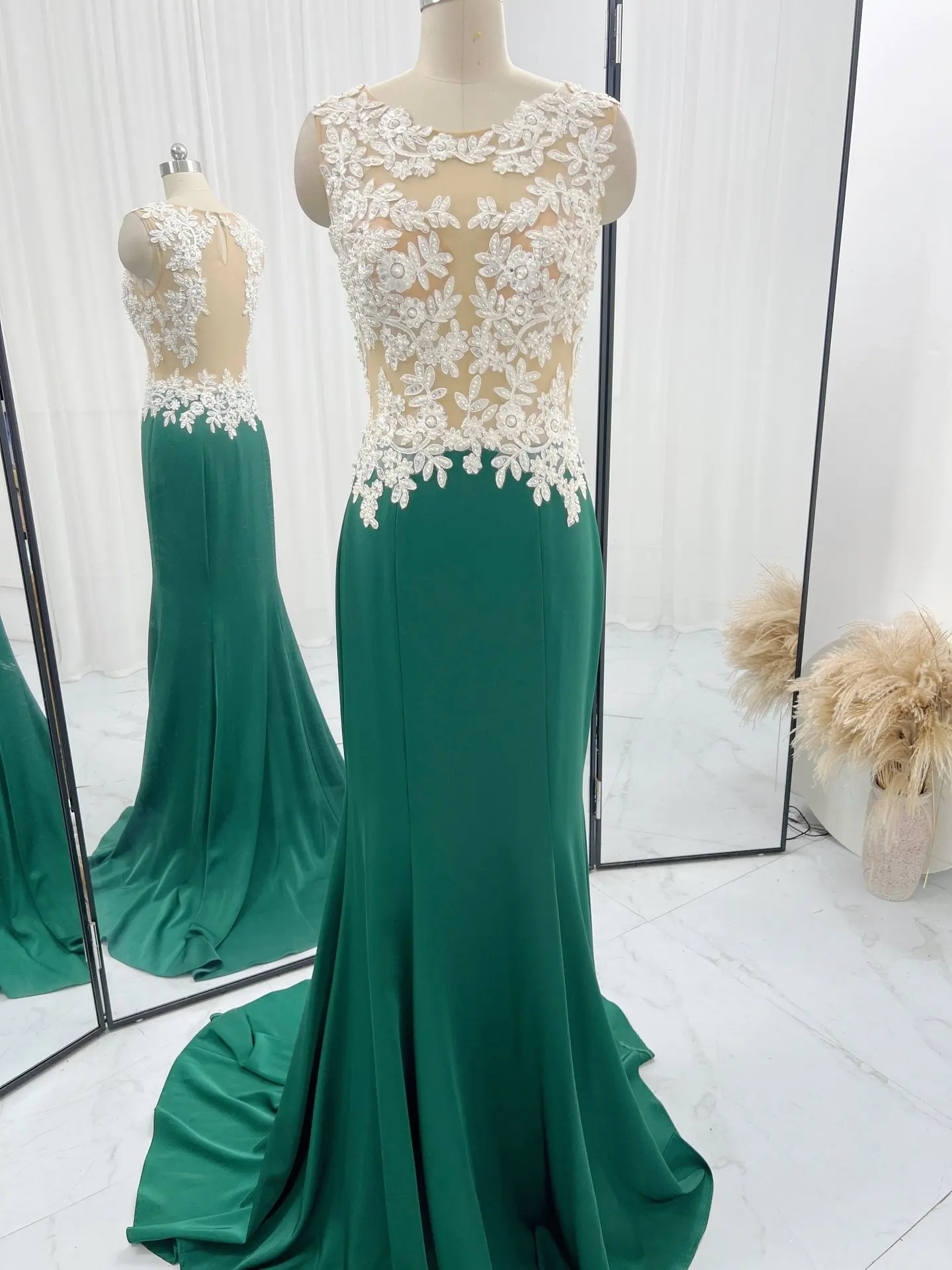 Green High -End Elegant Elegant And Dignified Sleeveless LaceThin Mermaid Long Tail Tail Evening Dress M1424