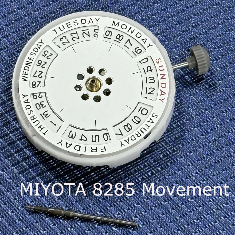 Новые часы с автоматическим механическим механизмом MIYOTA 8285 имеет день на 12:00 и дата в положении 3:00.