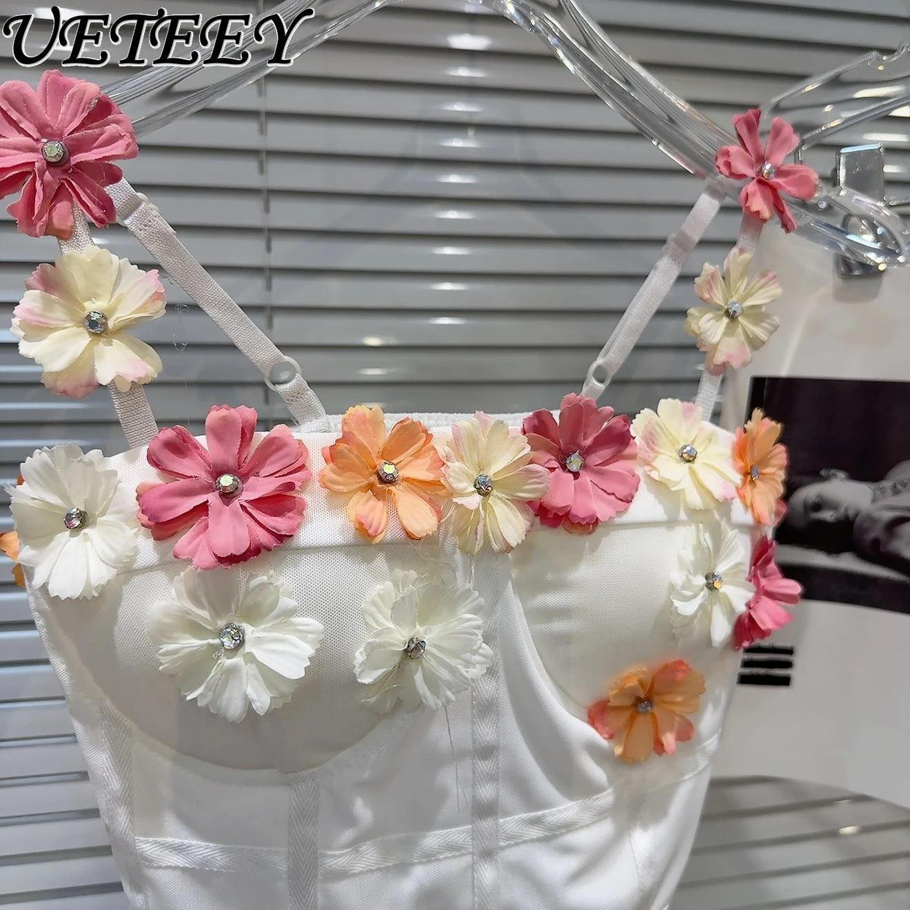 Sommer Neue Süße Persönlichkeit Äußere Tragen Kurze Crop Tops Vielseitige Farbe Blume Nagel Bohrer Dekorative Brust Pad Sling Weste