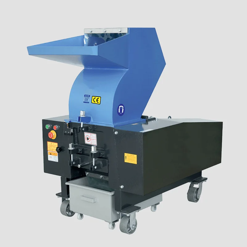 Dust-proof and silent design of auxiliary machine of high-efficiency and energy-saving injection molding scrap crusher