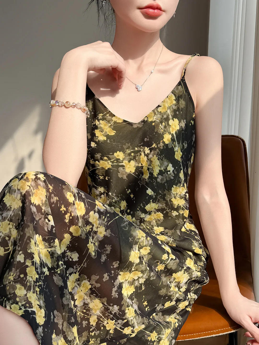 

Женское шифоновое платье с V-образным вырезом и принтом, повседневный стиль, А-силуэт, без рукавов, свободный крой, для ежедневной носки, модное длинное платье