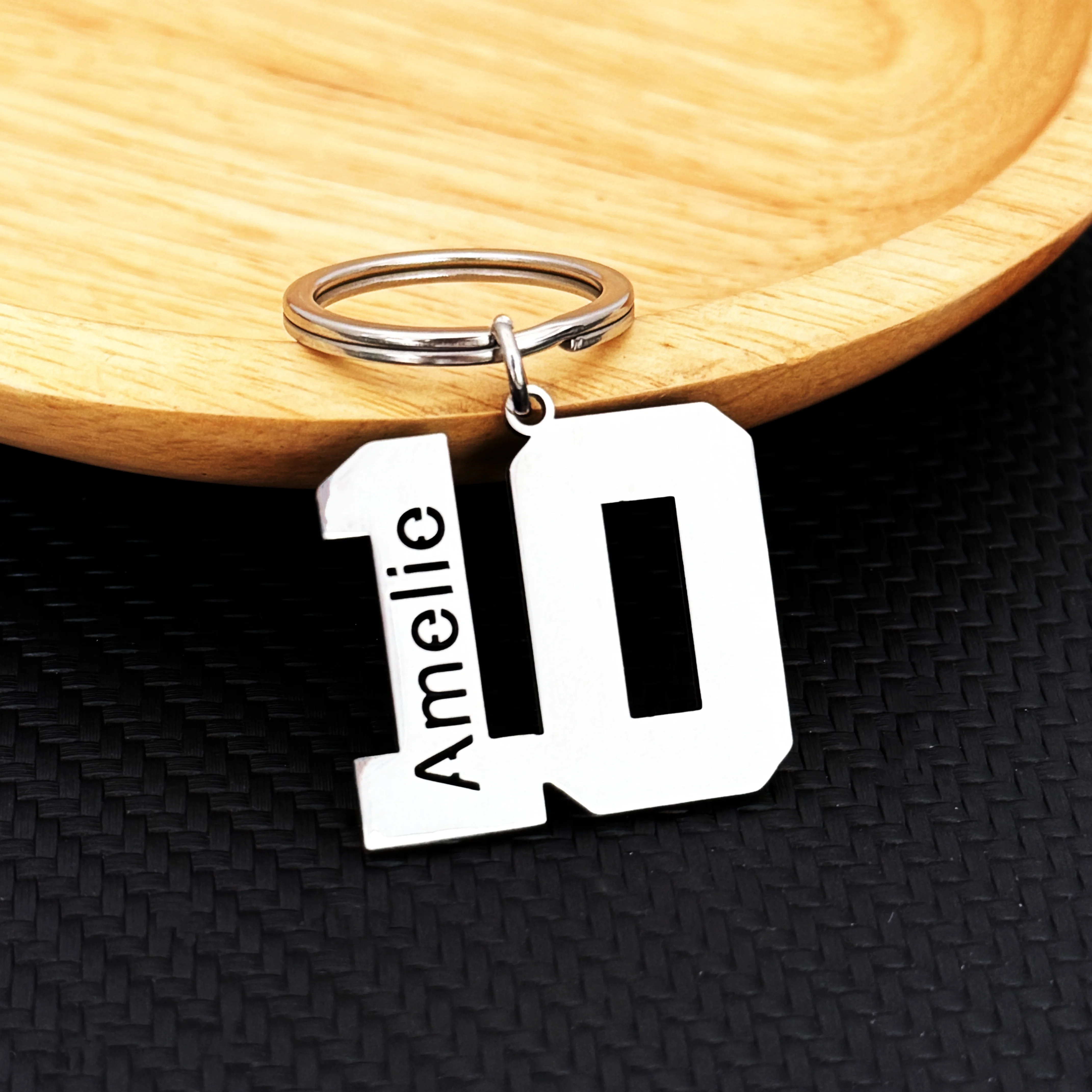 

Индивидуальный брелок с подвеской в виде цифры и имени, лазерная гравировка из нержавеющей стали для женщин и мужчин, брелок для ключей на Новый год, день рождения Gi