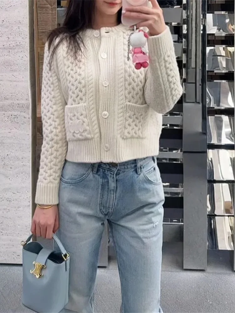 

High-End Autumn Winter Faion Design Loose Long Sve round Ne Knitted Cardigan Women's Gentle Sle Yarn Flower Pattern Top