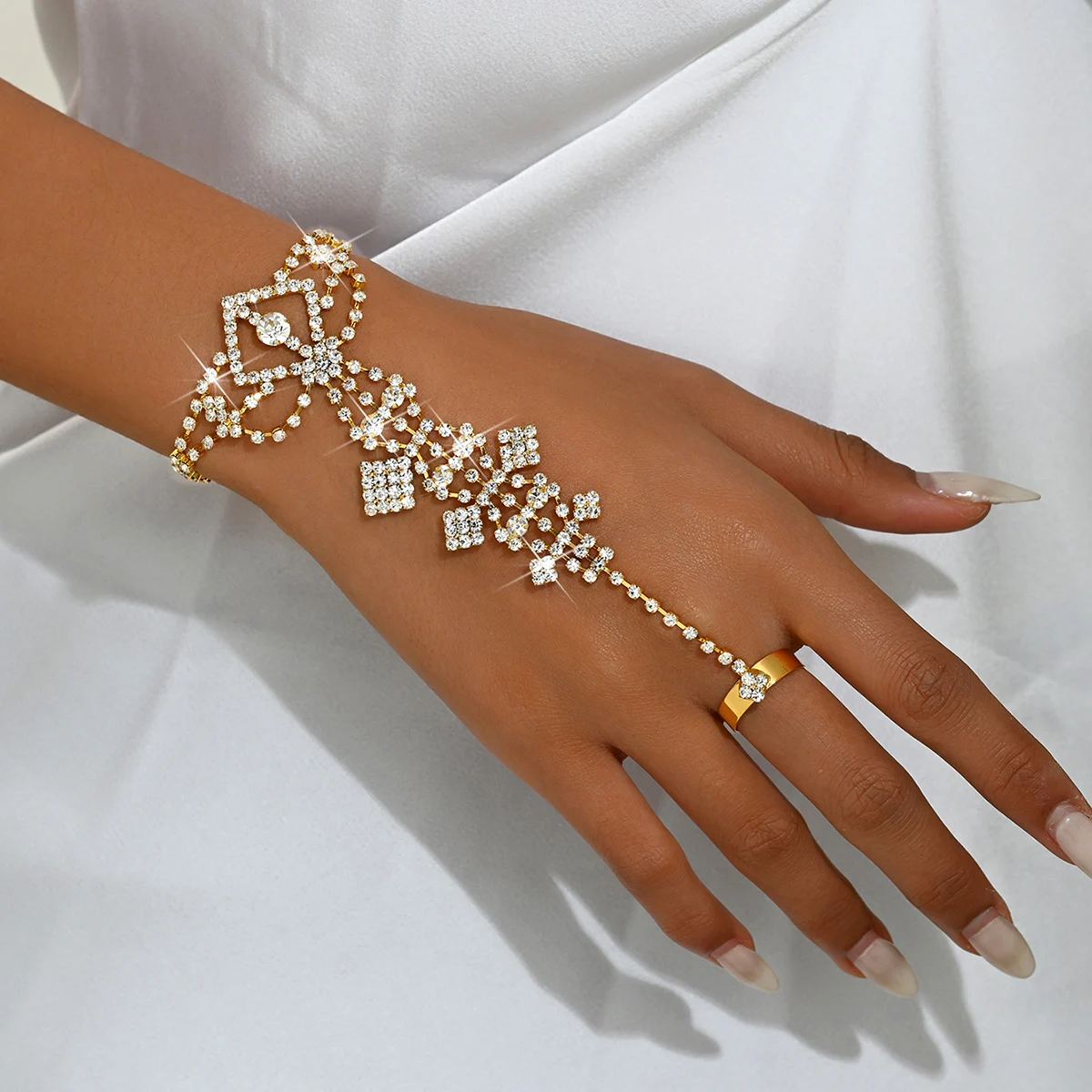 1 Women's Claw Chai…