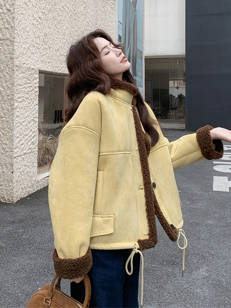 Żółty płaszcz damski z futra jagnięcego, ciepły, bawełniany, jesienno-zimowy, luźny krój, materiał wewnętrzny - skóra owcza.