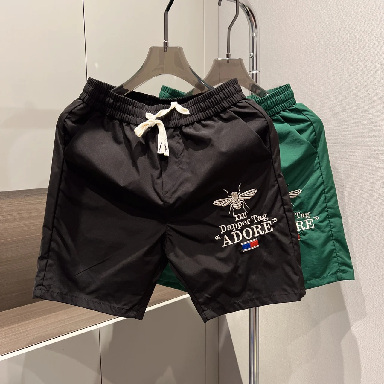 

Летние мужские повседневные шорты 2023 года от модного бренда: тонкие, дышащие, из ледяного шелка, длиной до колена, для пляжа, в молодежном активном стиле