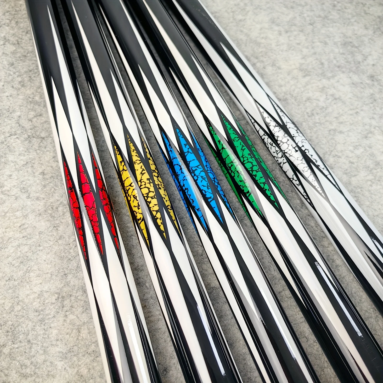 

1 Premium 13mm -tipped Nine-ball Cue, Featuring a Colorful Diamond Pattern, 58-inch Length, 18-ounce Weight