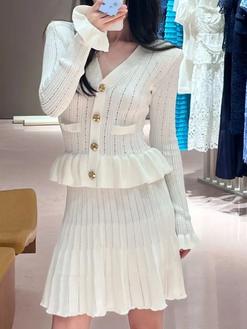 Vestido de punto blanco con volantes para mujer, minivestido elegante de manga larga con botones dorados y cuello en V, ahuecado, otoño, 2024