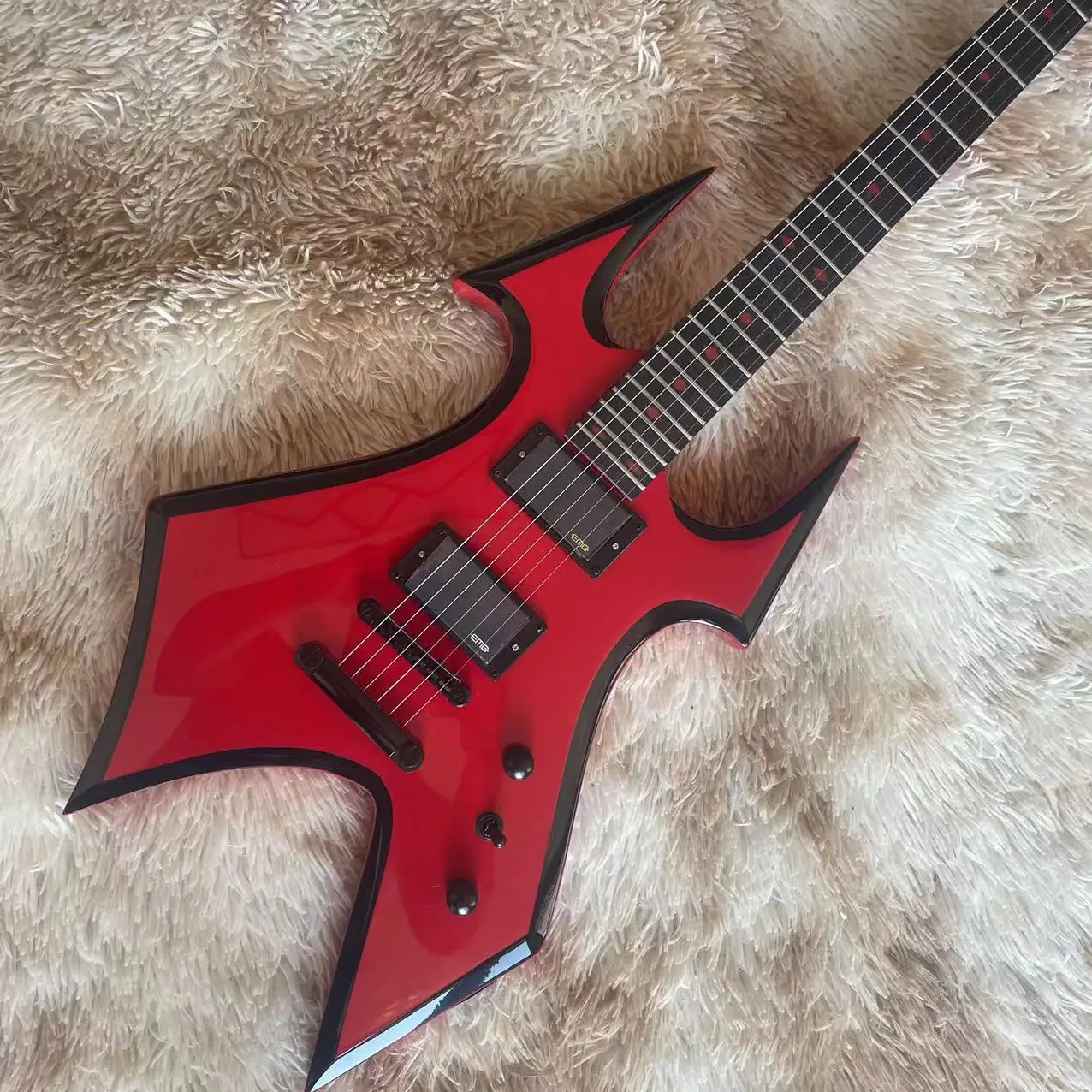 Heterogeneous split electric guitar, red high gloss body, black accessories, real shipping pictures, can be modified and customi