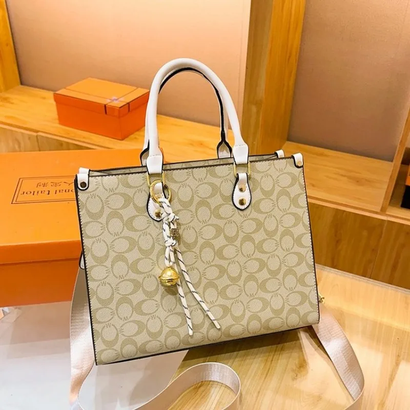 

Женская повседневная сумка в свободном стиле для прогулок выходных и неформальных мероприятий. Удобная.