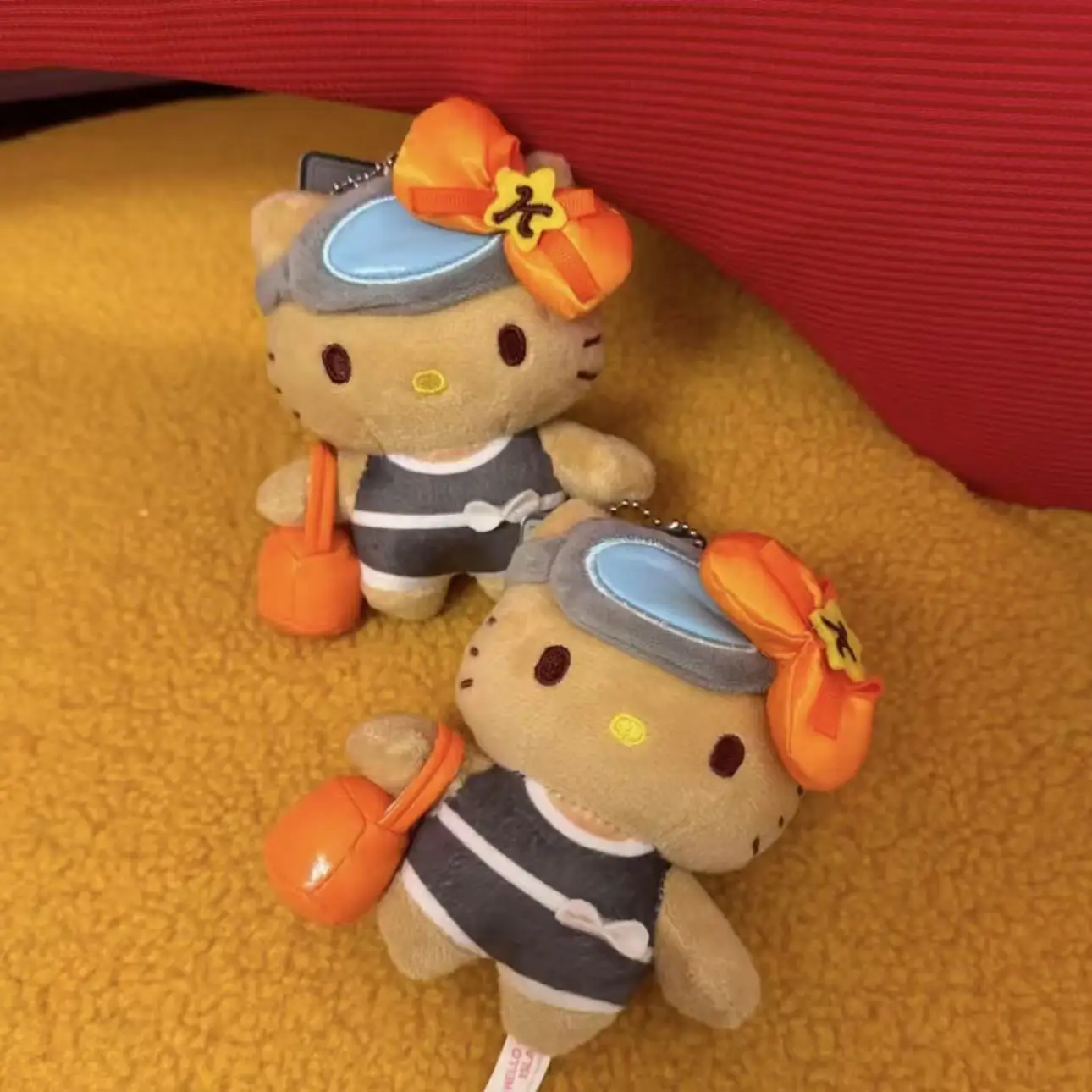 2025 Sanrio HelloKitty pendentif en peluche MINISO dessin animé Jeju île peau noire Kitty porte-clés décoration de sac à dos pour enfants