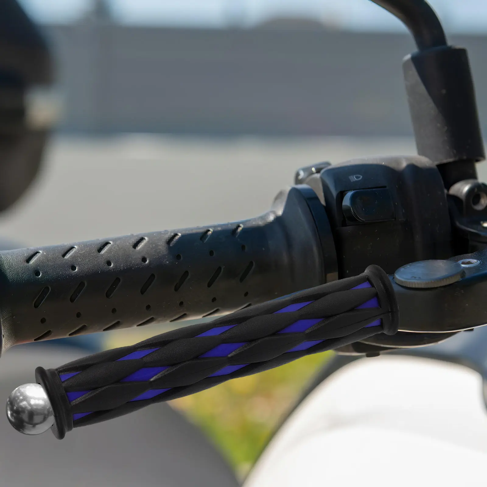 

1Pair Motorcycle Handlebar Covers Universal Fit Rubber Anti-Vibration Comfortable Grip for E-Bike Motorbike Scooter Handlebar