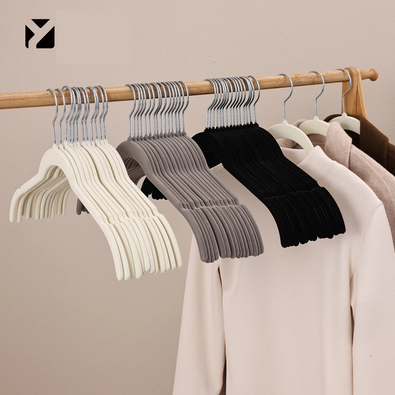 10/30/60Pcs 42cm Trendy Velvet Plastic Hangers for Women's Clothing, Flocked Hangers, Non-Slip and Won'T Fall Off, Protect Shoulders from Bulging, Won'T Damage Clothes, Very Attractive for Home and Store Use