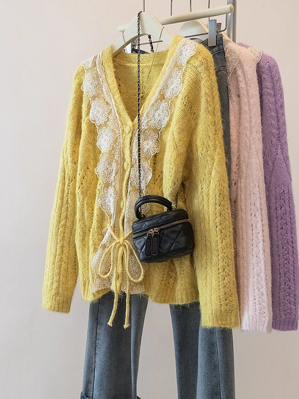 Różowy sweter z dzianiny z koronkowym wykończeniem, dekolt w serek, luźny krój, swobodny styl, długi rękaw, ażurowy wzór, plus size, modny.