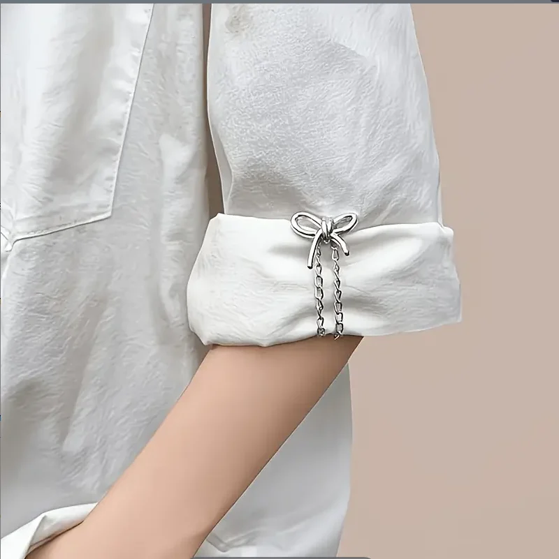 Versatile magnetic ankle strap with adjustable chain, prevents dragging on the ground, and sleeve accessories.