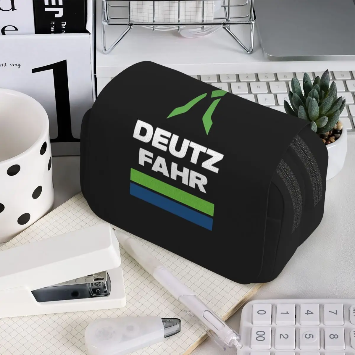 

Лидер продаж: Пенал с логотипом Deutz Fahr – незаменимый аксессуар для школьников, коробка для ручек, сумка для карандашей, пенал-органайзер