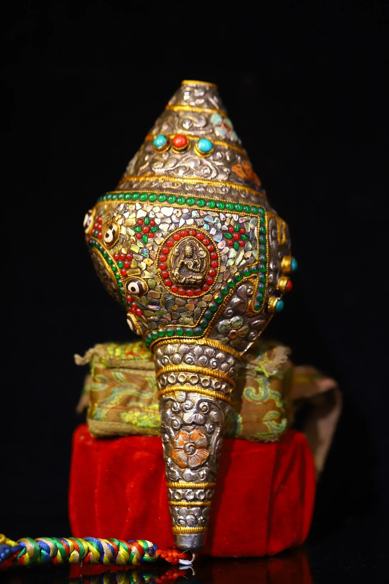 

11"Tibetan Temple Collection Old Natural Conch Painted Mosaic Gem gZi Beads Sakyamuni Buddha Pendant Amulet Dharma Town house