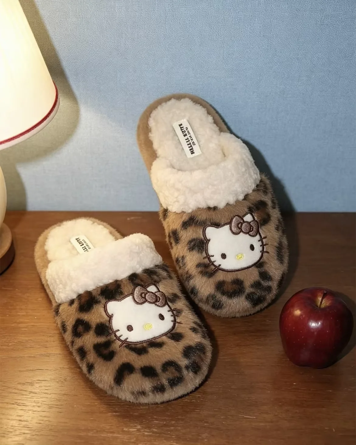 Trendige, beliebte neue Sanrio Hello Kitty Leopardenmuster Damen-Hausschuhe mit warmem Plüschfutter für Frühling, Herbst, Winter, für den täglichen Gebrauch im Innenbereich.