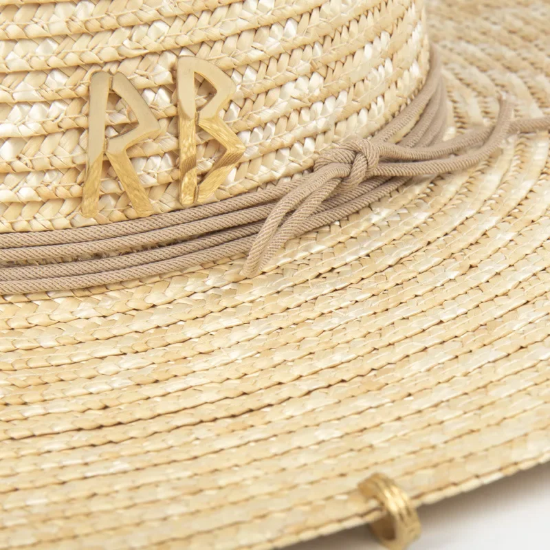 قبعة شمس أنيقة من القش بعامل حماية من الأشعة فوق البنفسجية 50+ مع إطار معدني وحزام ذقن قابل للتعديل - قبعة شاطئ صيفية قابلة للطي للنساء