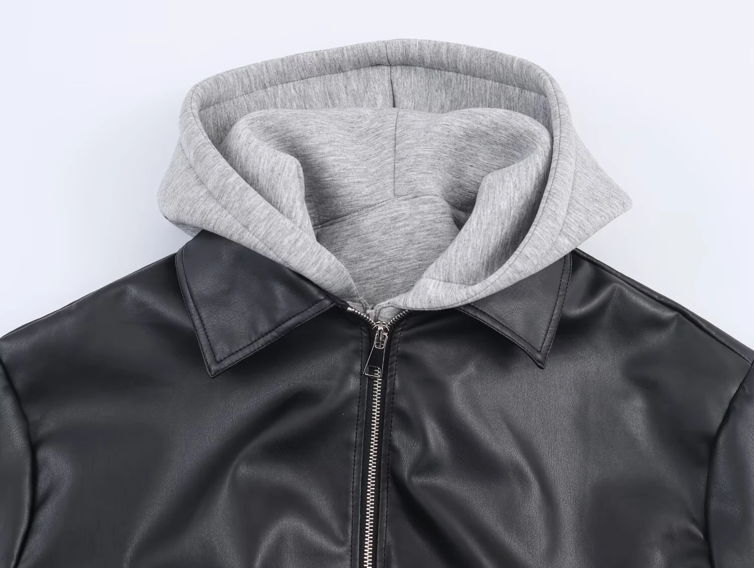 เสื้อแจ็คเก็ตหนังแฟชั่นผู้หญิงสไตล์ยุโรปและอเมริกาสำหรับฤดูหนาวแบบใหม่ ดีไซน์สองชิ้นหลอกตา ตัดต่อผ้าหนัง มีฮู้ด