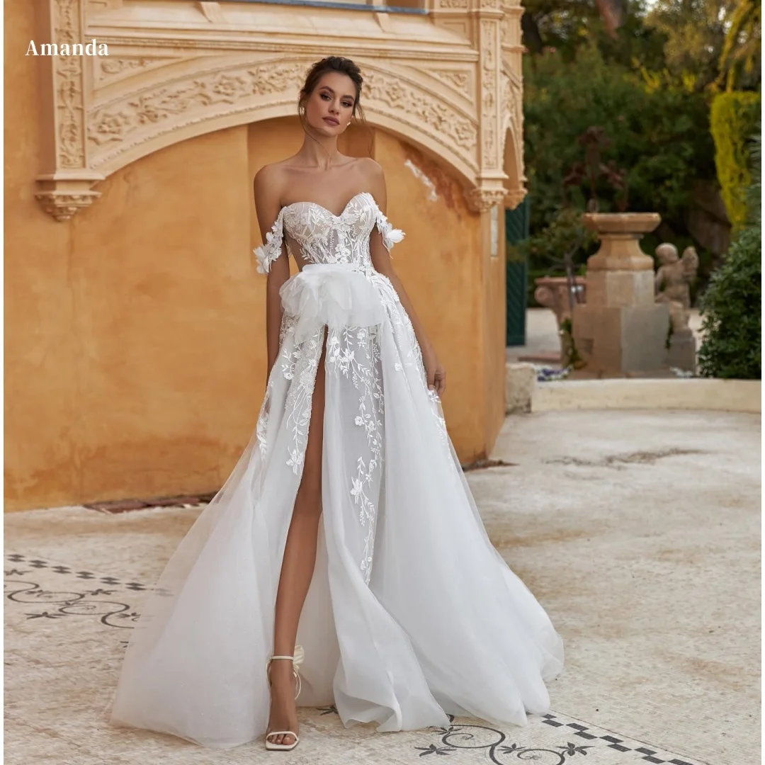 

Вечернее платье для выпускного бала от Amanda Customized: белое, с открытыми плечами, прозрачным кружевным корсетом, высоким разрезом и тюлевой юбкой-баллон.