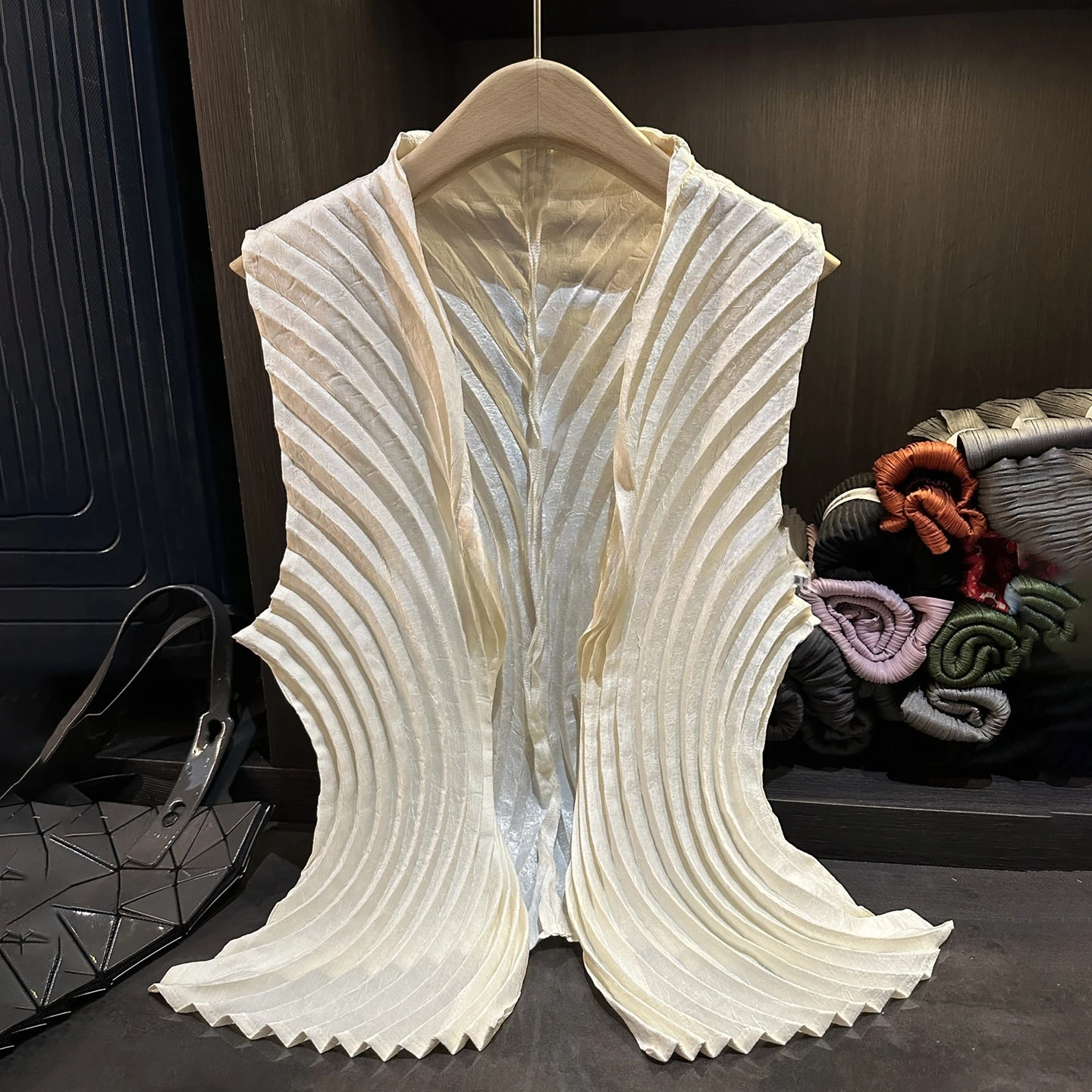 Miyake Folds 2025 primavera y otoño nuevo cárdigan de Color sólido arrugado, estilo de chaleco, abrigo de gran tamaño para ir al trabajo suelto y versátil