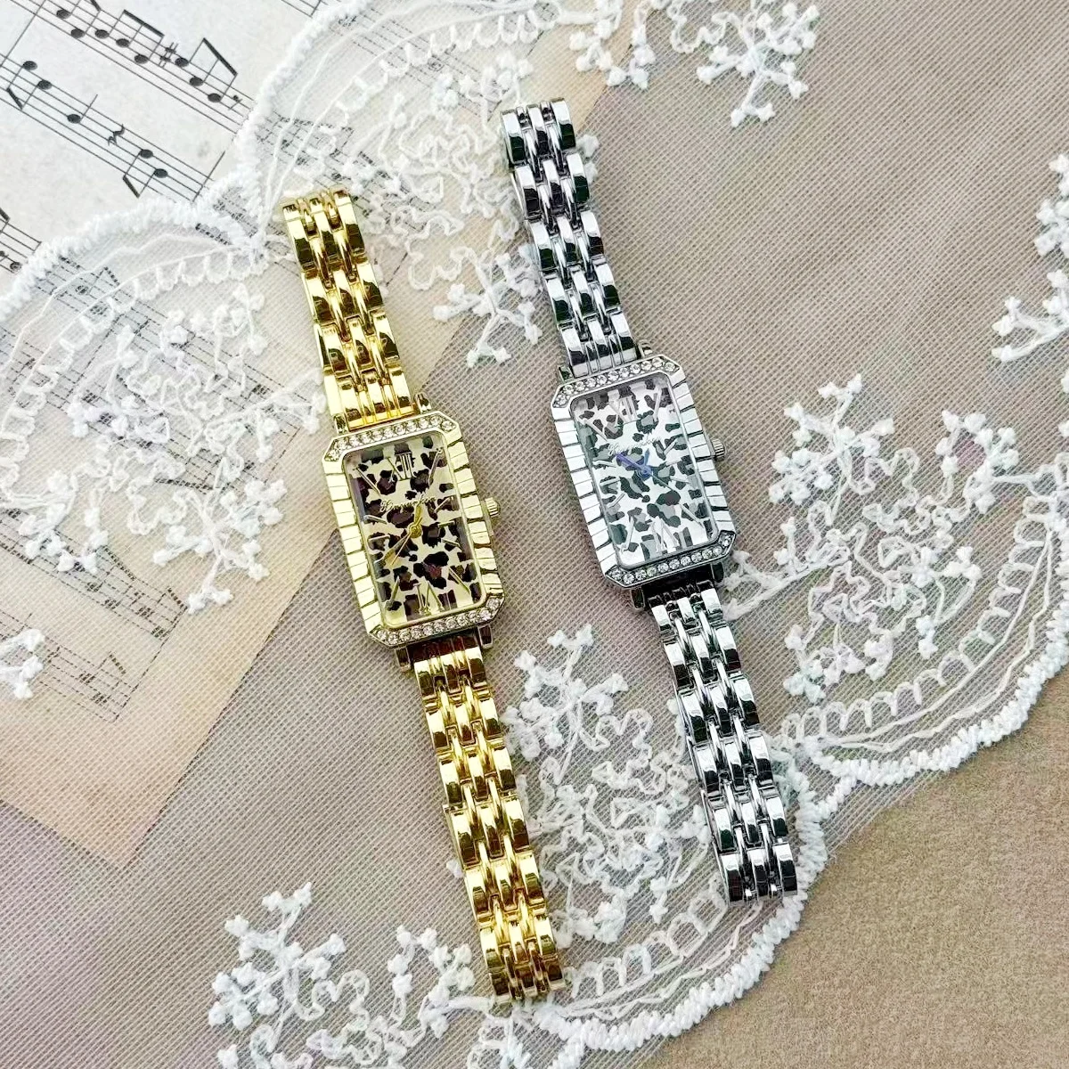 ساعة نسائية أنيقة أحدث الاتجاهات الأوروبية الأمريكية خمر ليوبارد طباعة الطلب سبائك الزنك حزام (استيك) ساعة الإكسسوارات