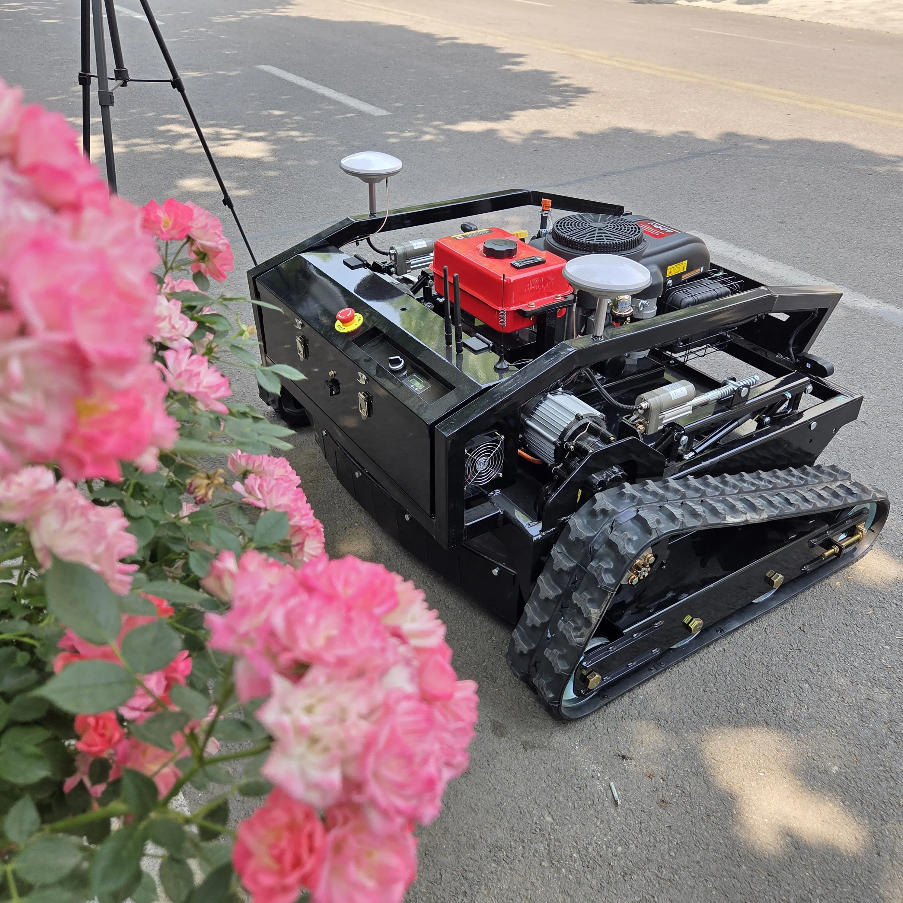GPS+RTK Fully Automated System: 1000mm Cutting Width, 4000㎡/h High-Efficiency Operation—A Flexible and Intelligent Lawn Mower