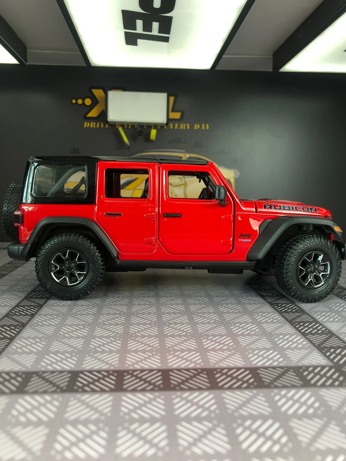 Rastar 1:24 simulação liga de zinco Wrangler Rubicon 4xe modelo de carro, ornamento estático, carro de presente colecionável de metal