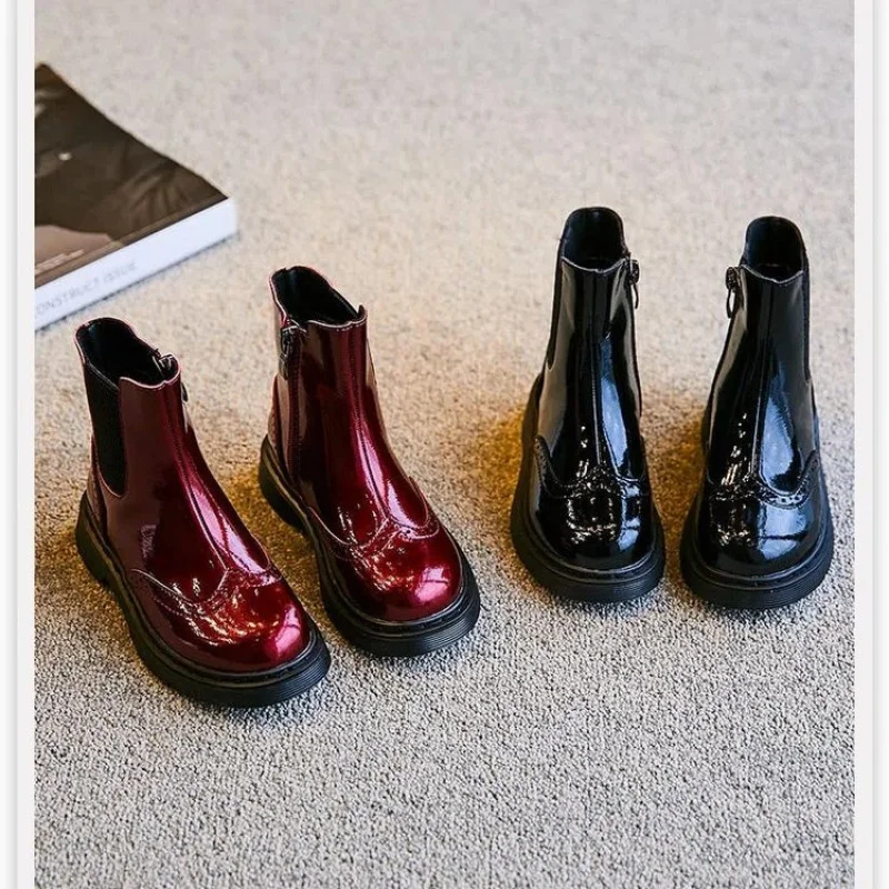 

Новинка 2025 года, зимние ботильоны для девочек, теплые глянцевые кожаные ботильоны на плюшевой подкладке с круглым носком, боковая молния, легко носить, ботильоны на мягкой подошве