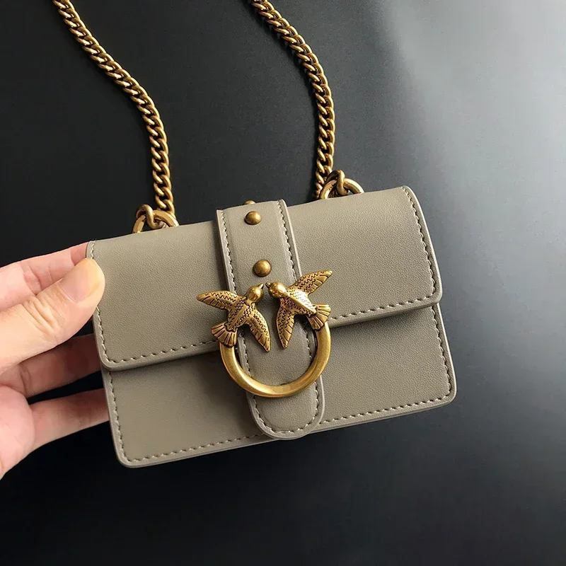 2026 Neue Damen-Umhängetasche in Beige mit V-Steppung, PU-Leder, Goldener Schwalbenverschluss, Ketten-Mini-Schultertasche für den Alltag, Dating, Hochzeit, Bestseller – Detail 25
