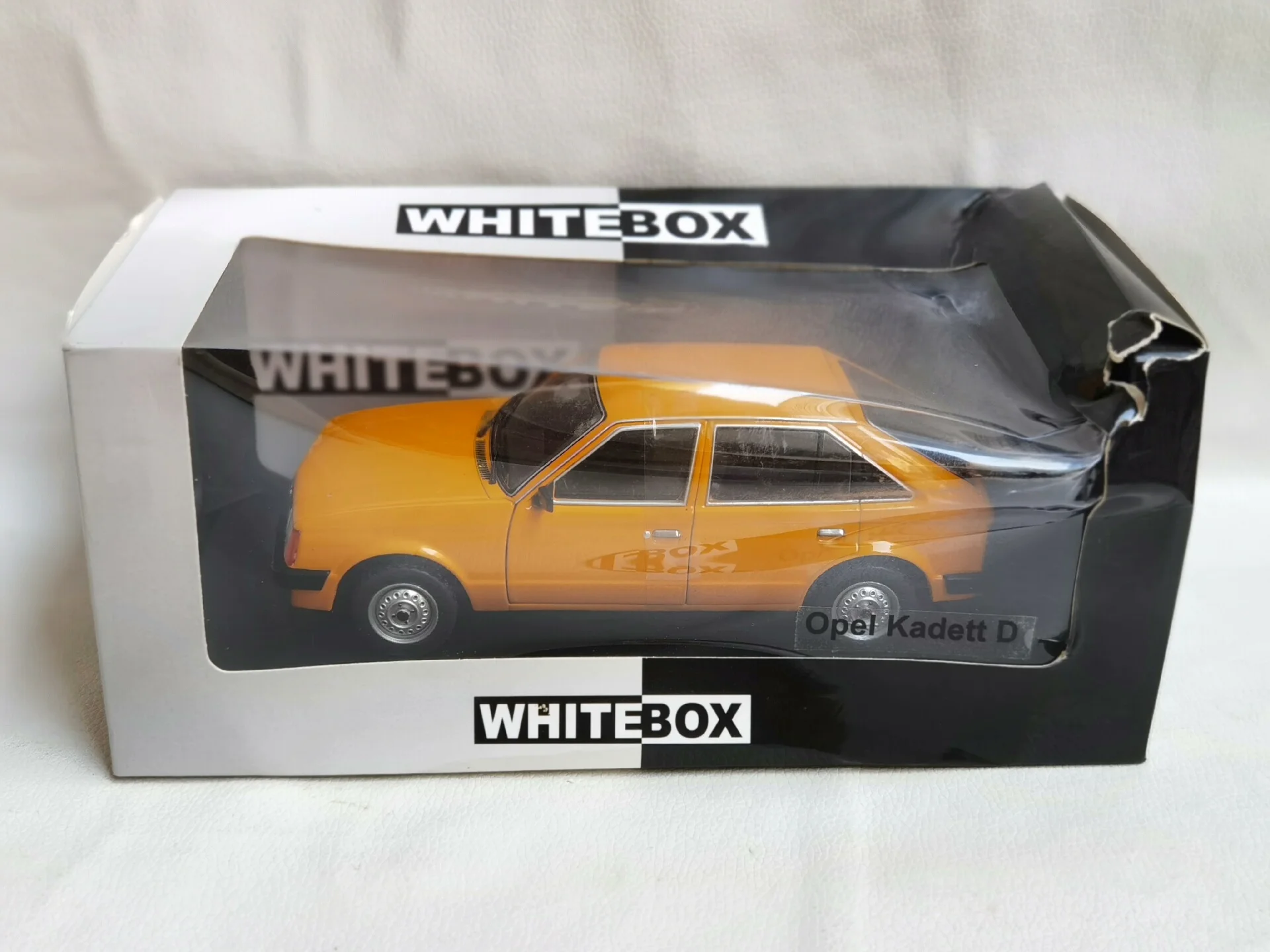 

The Box Is Broken Diecast WHITEBOX 1/24 Scale OPEL KADETT D Opel Alloy Car Model Collectible Toy Gift Souvenir Display Ornament