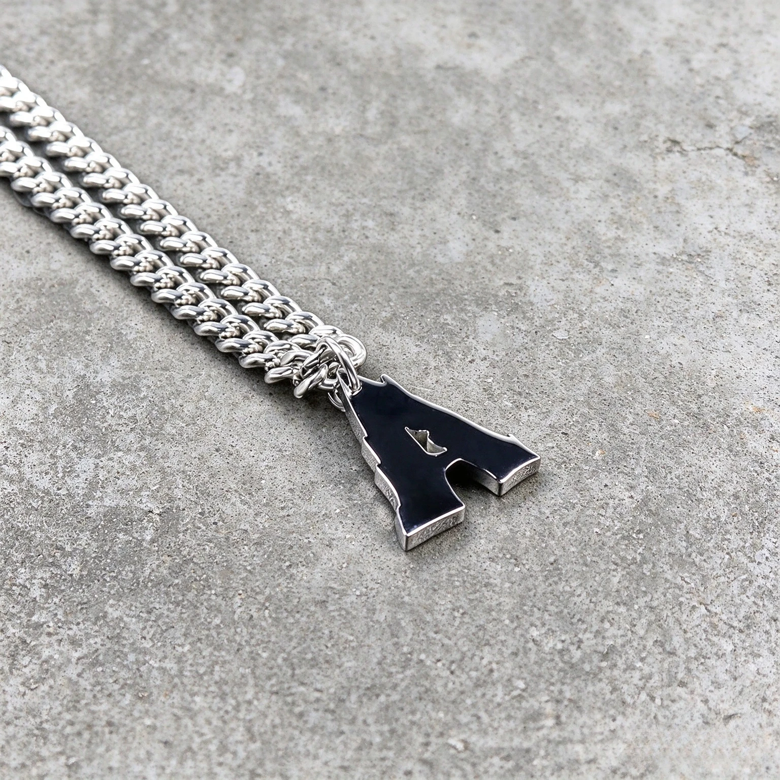 collana-con-chiusura-in-metallo-funzionale-stile-hip-hop-con-lettera-a-linea-high-street-alyx-accessori-per-abbigliamento