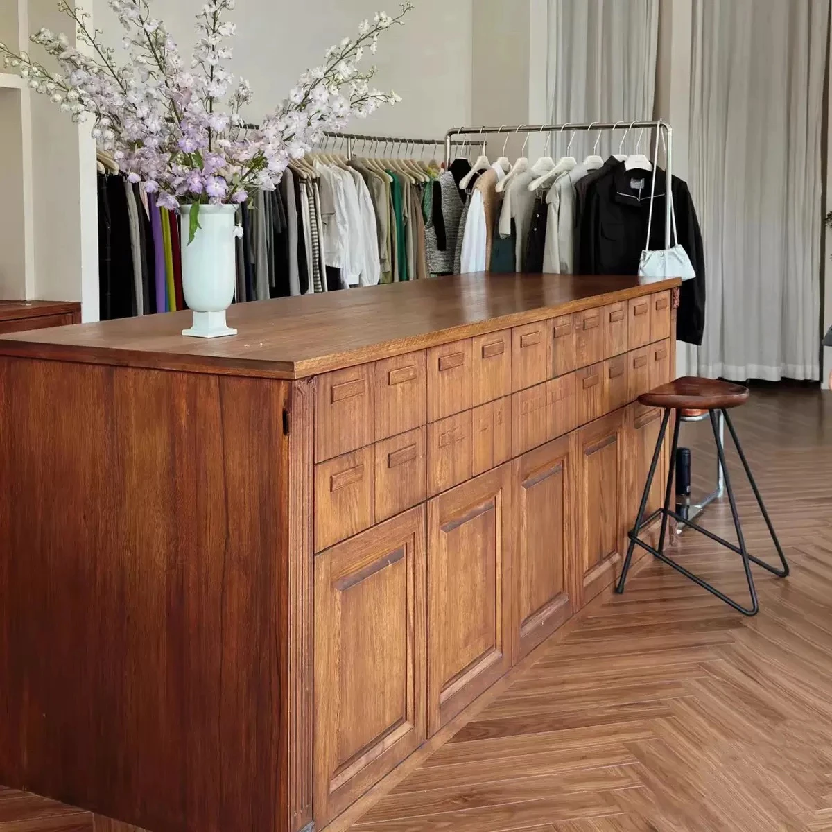 

Clothing shop Vintage checkout page Women's clothing shop Coffee flower shop Bread dessert Bar front desk