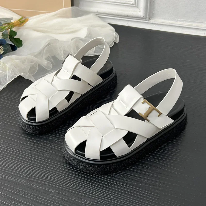 Round Toe-Cap Roman Sandalias De Mujer Verano Thick Flat Sole Letter Metal Decoration Huaraches Lady Back Strap Tacones Leisure