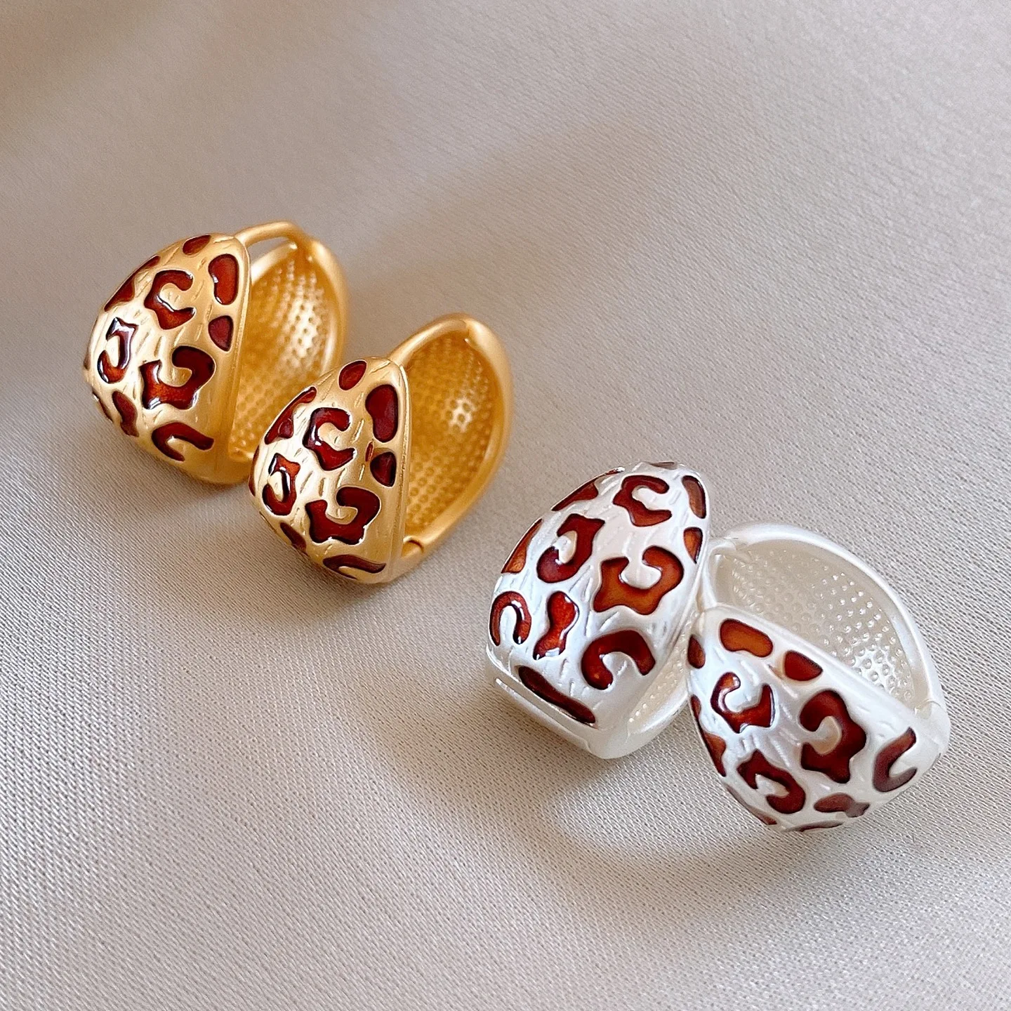 

Retro Leopard Print Round Ball Hoop Earrings for Women Small Metal Style U-shaped Ear Buckles Trendy Personality Daily Jewelry