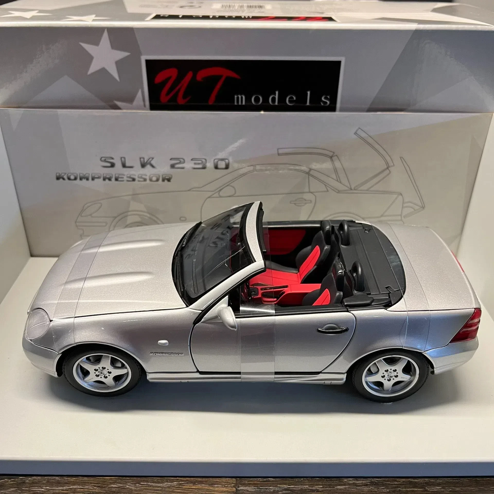 

UT 1:18 SLK 230 Серебряный/Красный Имитация Ограниченная серия все открытые металлические статические модели автомобилей из сплава игрушка подарок